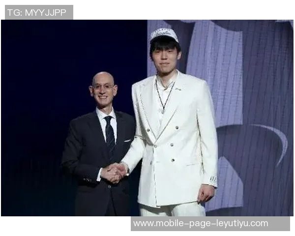 杨瀚森与阿夫迪亚场边亲密互动引发球迷热议 杨瀚森与阿夫迪亚场边亲密互动引发球迷热议