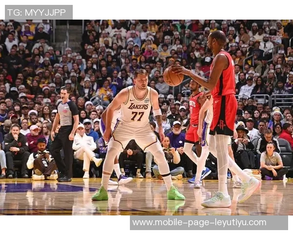 詹姆斯快攻遭遇米勒防守冲突裁判判罚引发黄蜂教练挑战未果